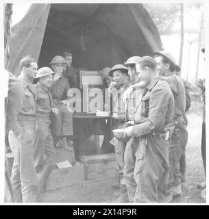 ITALIE : CINQUIÈME ARMYSALUTE LA SÉRIE SOLDAT - les hommes du Régiment se rassemblent autour du QG du bataillon pour écouter les nouvelles de l'armée britannique Banque D'Images