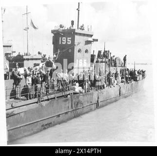 Une infanterie artisanale de débarquement (L.C.I.) est chargée et prête à évacuer les réfugiés de la zone de tête de pont d'Anzio en Italie Banque D'Images