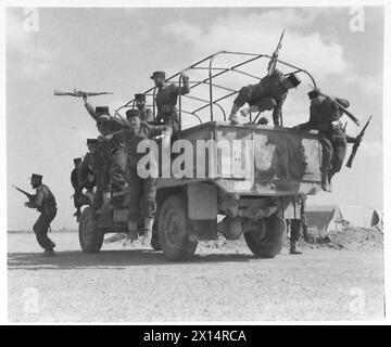 Des soldats d'infanterie français libres sautent d'un camion pour s'engager dans des opérations de combat dans le désert pendant les campagnes de l'armée britannique en Afrique du Nord et au moyen-Orient entre 1940 et 1947 Banque D'Images