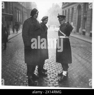 LE SUPER-CLUB MONTGOMERY À BRUXELLES - enfin ils ont réussi à se détacher de ce nouveau club attrayant. Ici, le CMP leur explique leur chemin. Et avoir un bon temps les gars ; vous le méritez Armée britannique, 21ème Groupe d'armées Banque D'Images