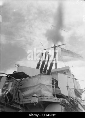 HM DESTROYERS EN EXERCICE ET TIR DE NUIT. LE 15 AVRIL 1942, À BORD DU DESTROYER HMS SIKH, EN MÉDITERRANÉE ORIENTALE. - Des pistolets Pom-pom à bord du HMS SIKH tirant sur une cible Banque D'Images