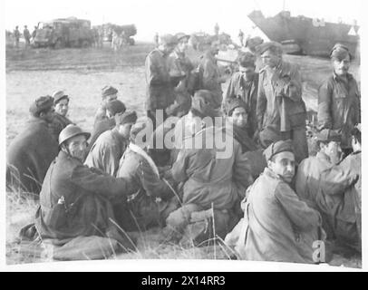 INVASION DE L'ITALIE : LA RÉGION DE NAPLES LA CINQUIÈME ARMÉE DÉBARQUE DANS LA BAIE DE SALERNE - les premiers prisonniers arrivent sur la plage, l'armée britannique Banque D'Images