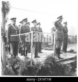 LE COMMANDEMENT occidental du GOC-in-C PRÉSENTE DES MÉDAILLES AUX OFFICIERS ALLIÉS - le général Sir R. Gordon-Finlayson reçoit le salut lors du passage de mars des troupes tchèques de l'armée britannique Banque D'Images