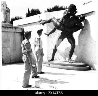 ITALIE : CINQUIÈME CAMP DE REPOS DE L'ARMÉE À ROME - - Pte. C. Tinkler (à gauche) de 43, Nuts Grove, Thorney, Peterborough et le Cpl W. Parkin du 32 Newdigate Street, W. Hallam, examinent l'un des bronzes massifs du stade de l'armée britannique Banque D'Images