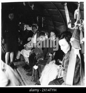 LES PERSONNES DÉPLACÉES ET LES EX-PRISONNIERS DE GUERRE ONT VOLÉ DIRECTEMENT VERS LEUR PROPRE PAYS - INTÉRIEUR DU DAKOTA. Certaines des femmes semblent une bagatelle effrayée lors de leur premier voyage dans un avion British Army, 21st Army Group Banque D'Images