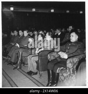 Le maréchal Alexander rencontre le maréchal Tito en Yougoslavie avec les généraux Meniitzer et Kiselev, et le Dr Rimka présents lors de la réunion. Banque D'Images