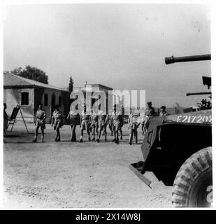 LE MARÉCHAL ALEXANDER CONTINUE SA TOURNÉE EN GRÈCE - le parti qui fait le tour de l'école blindée , armée britannique Banque D'Images