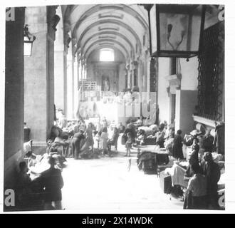 HUITIÈME ARMÉE : NETTOYAGE DES RUES À FLORENCE - les civils évacués du bord de la rivière vivent dans les cours du Palazzo Reale British Army Banque D'Images