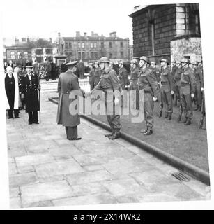 LE VICE-PREMIER MINISTRE TCHÉCOSLOVAQUE VISITE L'IRLANDE DU NORD - le général Sergej Ingr., ministre de la Défense nationale et des Forces tchécoslovaques C-in-C, serre la main du commandant d'un bataillon du régiment du Gloucestershire qui a formé la Garde d'honneur de l'armée britannique Banque D'Images