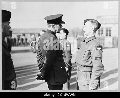 LORD TRENCHARD INSPECTE LES ESCADRONS DU RÉGIMENT DE LA ROYAL AIR FORCE. - [Voir A.M. Bulletin No 9474]. Le maréchal de la Royal Air Force vicomte Trenchard, GCB., GCVO., DSO., DCL., LLD., inspecte les escadrons du régiment R.A.F. dans un dépôt de régiment R.A.F. dans le Nord, et assiste à diverses phases d'entraînement. Lord Trenchard s'arrête pour discuter avec l'un des hommes de la Royal Air Force Banque D'Images