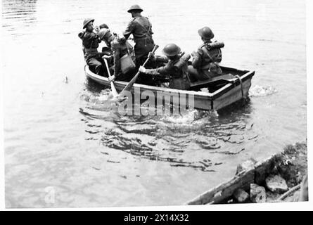 TRAVERSER LES RIVIÈRES - le cavalier d'expédition est transporté à travers la rivière par Sappers, dans un bateau d'assaut British Army Banque D'Images