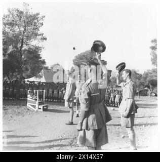 LE MARÉCHAL ALEXANDER CONTINUE SA TOURNÉE EN GRÈCE - le MARÉCHAL reçoit trois acclamations des hommes de la 10e brigade de l'armée britannique Banque D'Images