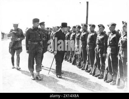 MR.WINSTON CHURCHILL VISITE LE NORD-EST - Mr. Winston Churhcill inspecte une garde d'honneur de l'armée britannique du North Staffordshire Regiment Banque D'Images