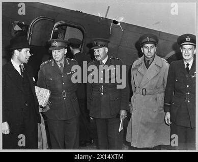 LE HT. L'HON. MALCOLM MACDONALD ARRIVE EN ANGLETERRE - le RT.Hon. Malcolm Macdonald, député, haut-commissaire du Royaume-Uni au Canada, est récemment arrivé en Angleterre dans un avion du R.A.F. transport Command. La photo montre l'arrivée de M. Macdonald à l'aéroport du Commandement des transports. De gauche à droite - le RT.Hon. Malcolm Macdonald, député, haut-commissaire du Royaume-Uni au Canada ; Major-général J.V. Young Master General Ordnance, Armée canadienne ; Brigadier J.H. McQueen, sous-général du MQ, Armée canadienne; brigadier H.B. Keenlyside, Asst. Sous-général QM [E.A.] Armée canadienne ; vice-maréchal aérien L.D.D. McKe Banque D'Images