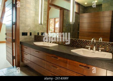 La salle de bain principale est rénovée et prête pour l'occupation à Portland, Oregon Banque D'Images