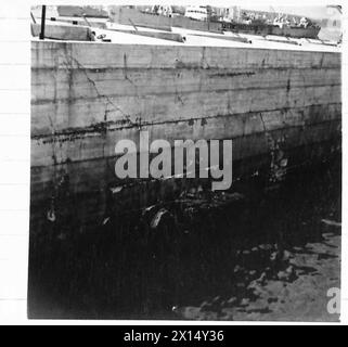 PHOTOGRAPHIES DE PORT PRÉFABRIQUÉ, ETC - Vue montrant les dommages à l'unité brise-lames, Armée britannique, 21e Groupe d'armées Banque D'Images