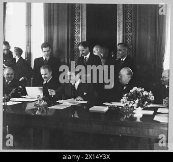 L'ALLIANCE ANGLO-RUSSE : VISITE DE M. MOLOTOV EN GRANDE-BRETAGNE POUR LA SIGNATURE D'UN PACTE D'AIDE MUTUELLE DE 20 ANS - 5707 signature du traité - M.Maisky ; M.Molotov ; Mr.Eden et Mr. Churchill lors de la cérémonie au Foreign Office Royal Air Force Banque D'Images