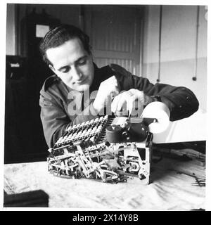 LES ACTIVITÉS DES INGÉNIEURS ÉLECTRICIENS ET MÉCANIQUES ROYAUX - artisans Lewis de Bournemouth était un mécanicien de machine à écrire et l'armée l'utilise beaucoup dans le même travail. Ici, il est vu assister à une Burroughs Adding machine British Army Banque D'Images