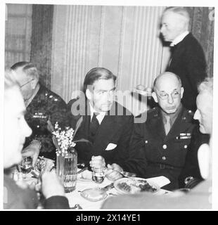 DÎNER DE COOPÉRATION ANGLO-AMÉRICAINE - au dîner, le RT.Hon.J.G.Winant et le maréchal de l'Air J.C. Slessor British Army Banque D'Images