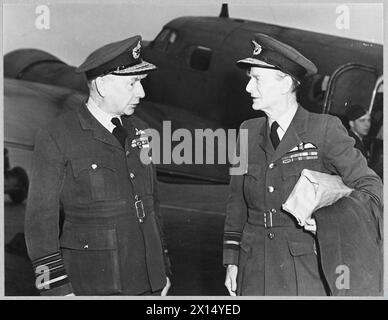 LE HT. L'HON. MALCOLM MACDONALD ARRIVE EN ANGLETERRE - le maréchal en chef de l'air Sir Frederick W. Bowhill, GBE., KCB., CMC., DSO. A.O.C-in-C transport Command [à gauche] discutant avec le vice-maréchal de l'air L.D.D. McKean, CB., OBE., chef de la mission de liaison aérienne du Royaume-Uni dans l'Aviation royale du Canada Banque D'Images