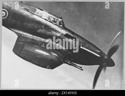 HOMMES ET MACHINES DE L'ESCADRON DE CHASSE "CHINA BRITISH" - 5477 images - Un ouragan II descend pour attaquer dans le ciel de la Royal Air Force Banque D'Images