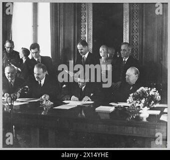 L'ALLIANCE ANGLO-RUSSE : VISITE DE M. MOLOTOV EN GRANDE-BRETAGNE POUR LA SIGNATURE D'UN PACTE D'AIDE MUTUELLE DE 20 ANS - 5707 Mr. Anthony Eden signe pour la Grande-Bretagne. De gauche à droite - M. Maisky ; M.Molotov ; Mr.Anthony Eden et le premier ministre Royal Air Force Banque D'Images