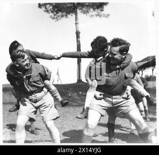 ROME : RALLYE SCOUT - 'Big' Jim et Laurie, un capitaine anglais, chacun avec un jeune scout italien de 36 soldats sur le dos, ont un pick-a-back combat l'armée britannique Banque D'Images