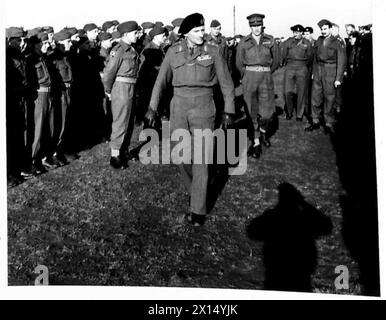 Le général Montgomery inspecte les pilotes de coopération de l'armée à Bridlington lors de sa tournée des unités de l'armée. Banque D'Images