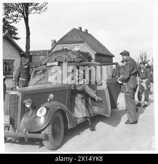 LES ALLEMANDS CHERCHENT LA PAIX À HAMBOURG - la voiture contenant les Allemands passe au 8 corps H.Q British Army, 21st Army Group Banque D'Images