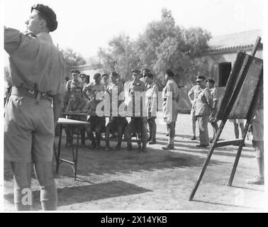 LE MARÉCHAL ALEXANDER CONTINUE SA TOURNÉE EN GRÈCE - regarder les instructions à l'école blindée dans la caserne de l'armée britannique Banque D'Images