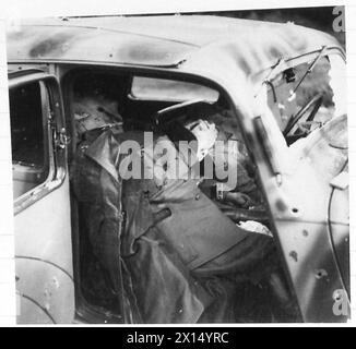 Des officiers allemands sont tués à un carrefour à Arnhem par des tirs de Bren lors de l'opération Market Garden, septembre 1944. Banque D'Images