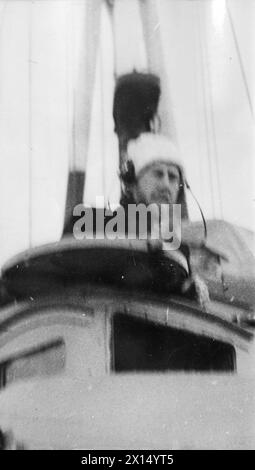 LA DEUXIÈME ACTION NAVALE BRITANNIQUE AU LARGE DE NARVIK. 13 AVRIL 1940. - Un look-out dans la tour de contrôle d'un destroyer pendant l'action Banque D'Images