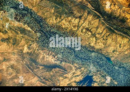 Caractéristiques fluviales et terrestres en Ouzbékistan. Amélioration numérique d'une image par la NASA Banque D'Images