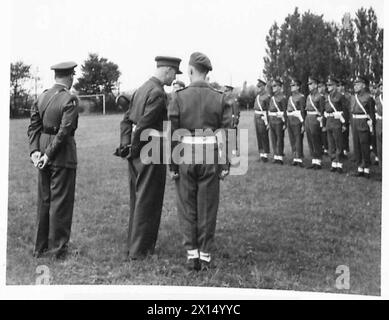 VÉTÉRANS DU DÉSERT EN DÉFILÉ - le prévôt s'entretient avec le commandant, le capitaine Clark de Streatham British Army, 21st Army Group Banque D'Images