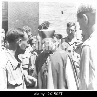 ITALIE : VISITE DE L'ARCHEVÊQUE DE WESTMINSTER à SIENNE - L'archevêque de Westminster parle aux soldats de la 8e armée sur les marches de la cathédrale après le service de l'armée britannique Banque D'Images