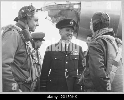 AIR CHIEF MARSHAL SIR STRAFFORD LEIGH-MALLORY, KCB., DSO., INSPECTE L'AILE AMERICAN MARAUDER - photo (publiée en 1944) montre - le commandant en chef de l'Air parlant au capitaine Haley [à gauche] et à son équipage Royal Air Force Banque D'Images