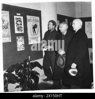 C.M.F. ARTS FESTIVAL : ROME 1946 - la section de l'affiche de l'exposition des arts est jugée par MM. George Lambourn (YMCA) Signor S.G. de Chirico et MM. normal Wilkinson OBE., (Président de l'Institut royal des peintres en aquarelles) de gauche à droite Armée britannique Banque D'Images