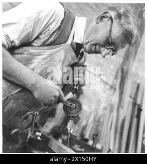 LE TRAVAIL DES "ANCIENS TEMPS" DANS LES ATELIERS REME - Mr. R.J. Lucas est originaire de Southsea et a 60 ans. Il a servi dans la dernière guerre de 1915 à 1918. On le voit travailler dans le Carpenters' Shop British Army Banque D'Images