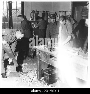 Les charpentiers travaillent dans l'atelier des pionniers lors d'une visite à un bataillon des Scots Guards, montrant le soutien militaire et les tâches d'entretien. Banque D'Images