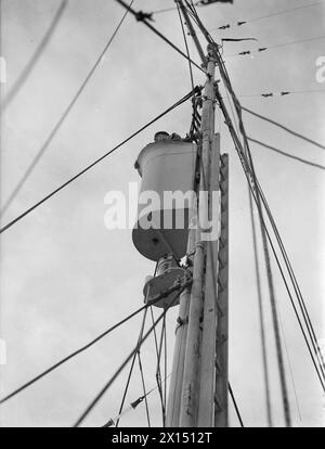 LES HOMMES DE LA CORVETTE BRITANNIQUE, HMS VERVAIN, EN SERVICE ACTIF. 9-10 JUILLET 1942. - Un marin sous surveillance dans le guichet de tête de mât Banque D'Images