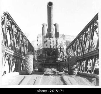 ITALIE : CINQUIÈME SECTEUR ARMYAMERICAN - une fois de plus, la force d'un pont Bailey est soulignée par le passage d'un convoi de 5,5 in. Canons de la Royal Artillery vers de nouvelles positions sur le front de la 5e armée. La valeur de ce type de pont pendant les combats italiens ne peut être surestimée par l'armée britannique Banque D'Images