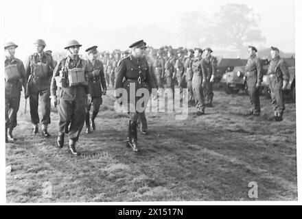 LE COMMANDEMENT occidental du GOC-in-C PRÉSENTE DES MÉDAILLES AUX OFFICIERS ALLIÉS - le général Sir R. Gordon Finlayson inspecte les troupes néerlandaises de l'armée britannique Banque D'Images