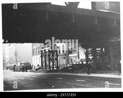 DÉGÂTS des raids AÉRIENS - dommages causés aux ponts par les bombes ennemies de l'armée britannique Banque D'Images