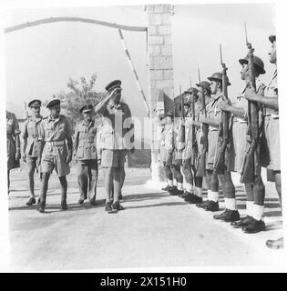 LE MARÉCHAL ALEXANDER CONTINUE SA TOURNÉE EN GRÈCE - le maréchal Alexander inspecte la garde grecque à Goudhi Barracks British Army Banque D'Images