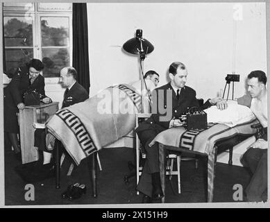 La photographie du service de médecine physique de la RAF montre des patients recevant une thérapie électrique suivie d'exercices en 1945 pour restaurer la fonction musculaire blessée dans la salle de traitement. Banque D'Images