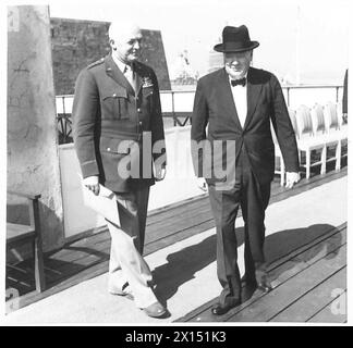 MR. WINSTON CHURCHILL AU QUÉBEC - le M.Churchill parle au général Arnold [chef d'état-major, US Air Force] de l'armée britannique Banque D'Images