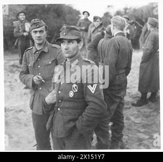 Pendant les premières étapes du débarquement allié au sud de Rome, les prisonniers sont détenus sur la plage sous la garde de l'armée britannique. Banque D'Images
