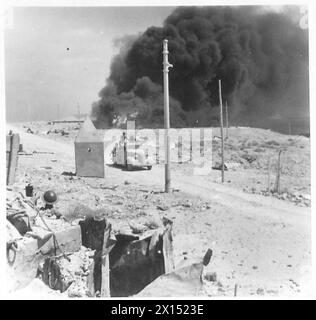 Un incendie à Tobrouk causé par un obus d'un canon ennemi à longue portée heurtant un char de pétrole lors d'opérations militaires. Banque D'Images