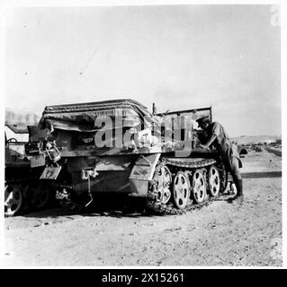 DERNIÈRES PHOTOS DU DÉSERT occidental - camions caterpillar allemands capturés près de l'armée britannique de Capruzzo Banque D'Images