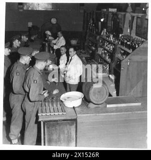 Les gardiens des gardes écossais visitent la NAAFI pendant une pause de travail pour acheter des fournitures et des rafraîchissements. Banque D'Images